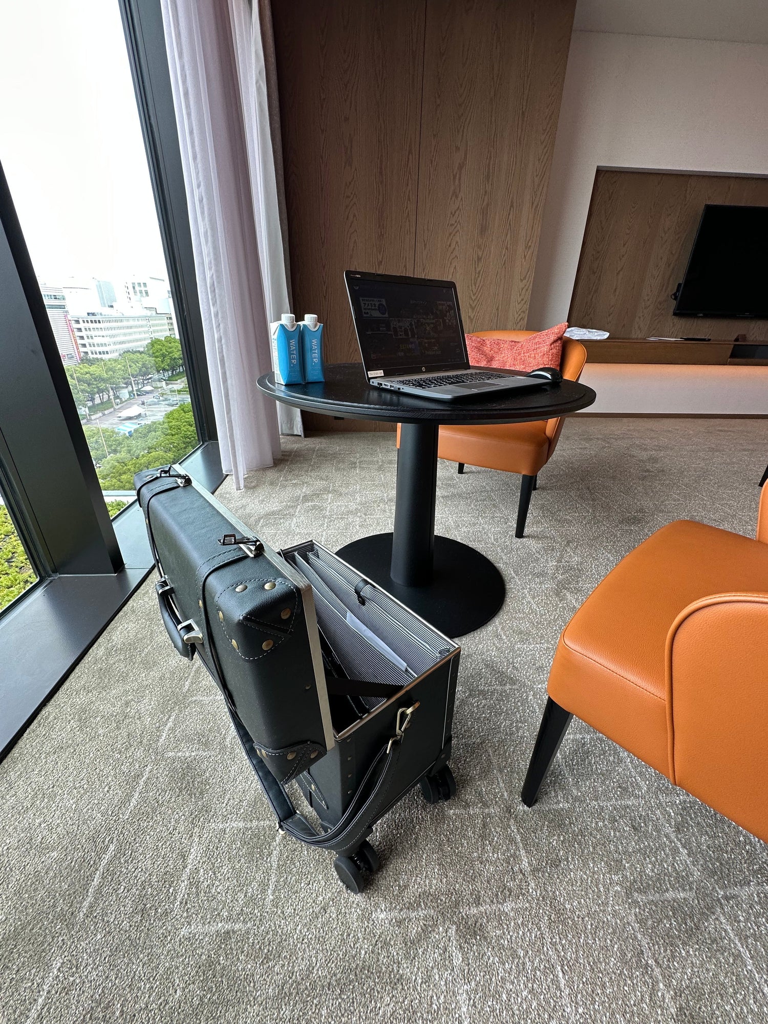 ホテルのお部屋で仕事もはかどります！TOP OPENトランクキャリーのおかげで！